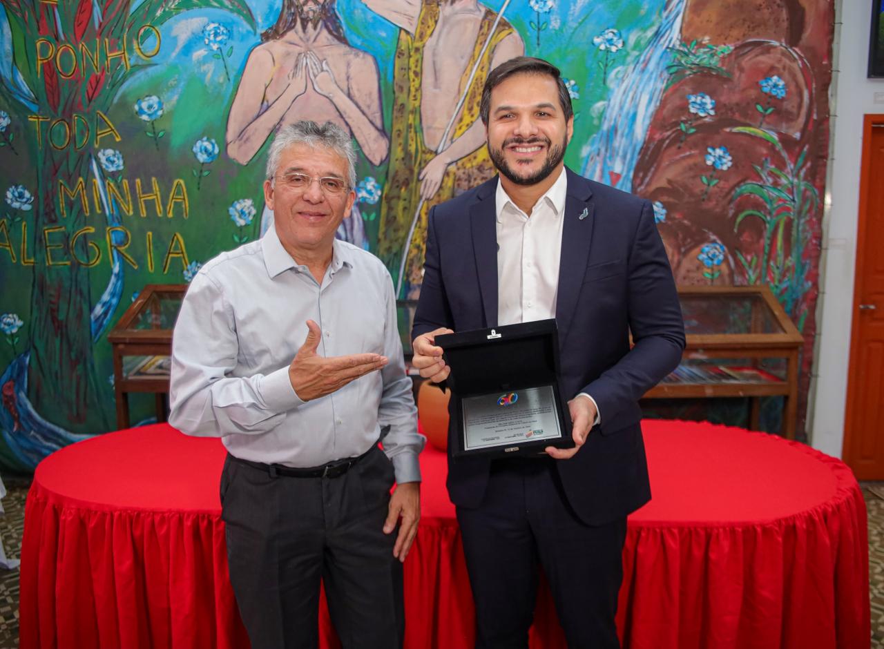 Secretário Washington Bandeira é homenageado pelo Conselho Estadual de Cultura e reforça o papel da arte na formação dos estudantes