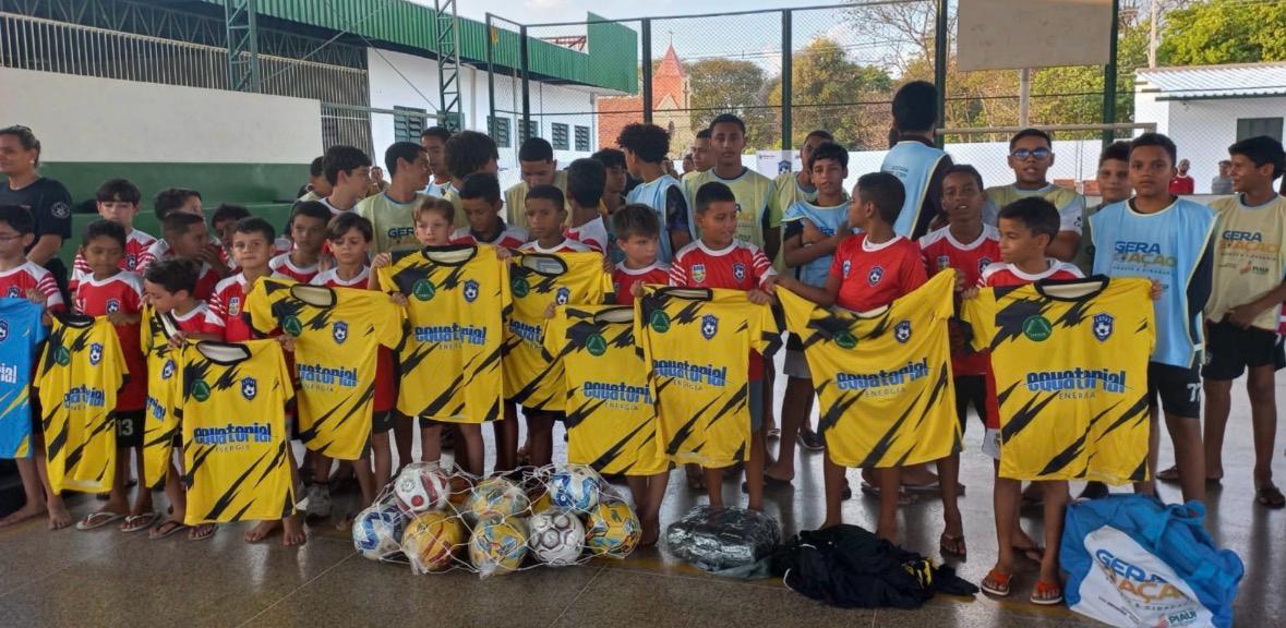 Alunos do Projeto Integração Combate no bairro Saci recebem equipamentos esportivos