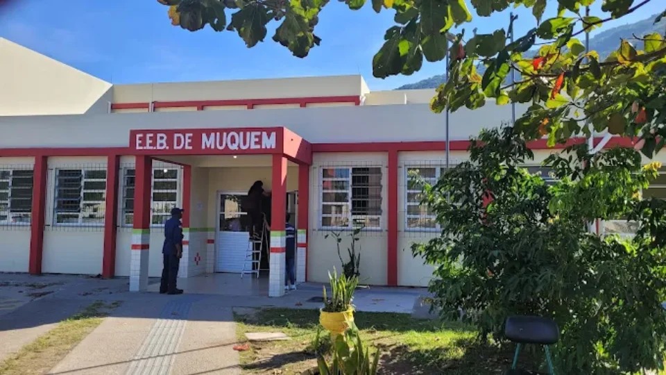Professores são atacados por pais extremistas por resistirem à militarização de escola em SC