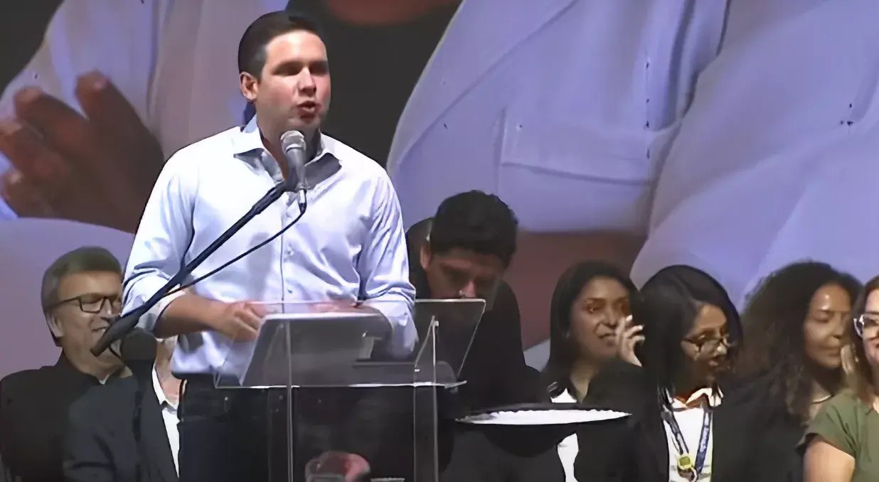Hugo Motta é vaiado e ouve gritos contra anistia em evento no RJ
