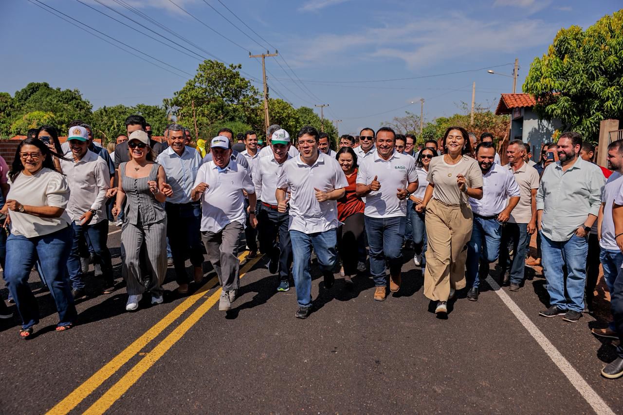 Rafael Fonteles vistoria obras da rodovia que liga José de Freitas ao povoado Meruoca