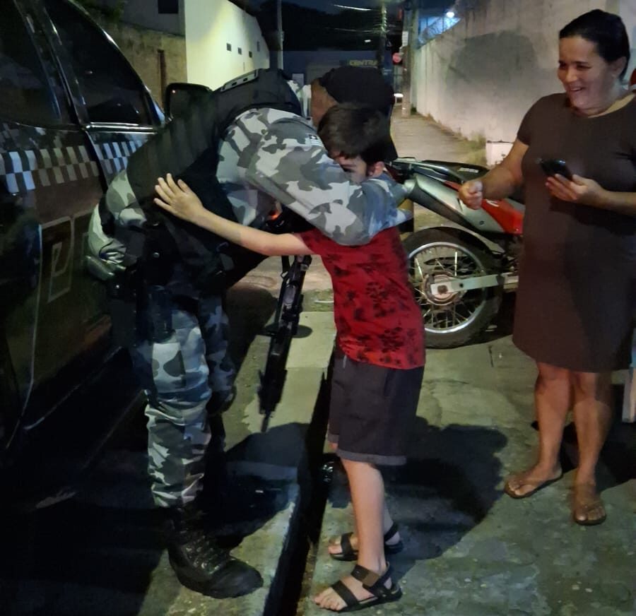 Polícia Militar realiza surpresa em aniversário de criança autista fã da corporação em Teresina