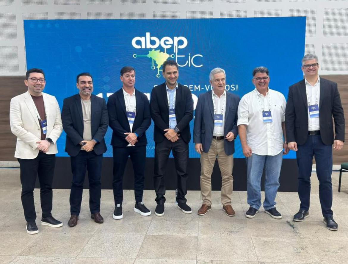 Dirigentes de tecnologia discutem governo digital, segurança e IA durante encontro em Salvador