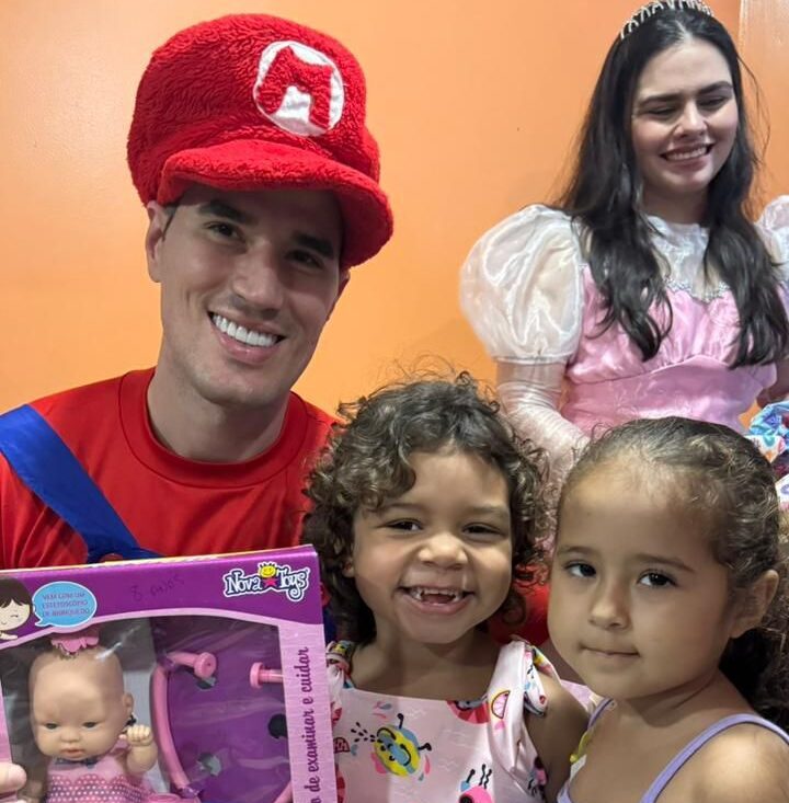 Policiais fantasiados levam alegria e distribuem brinquedos às crianças durante ação social da SSP-PI