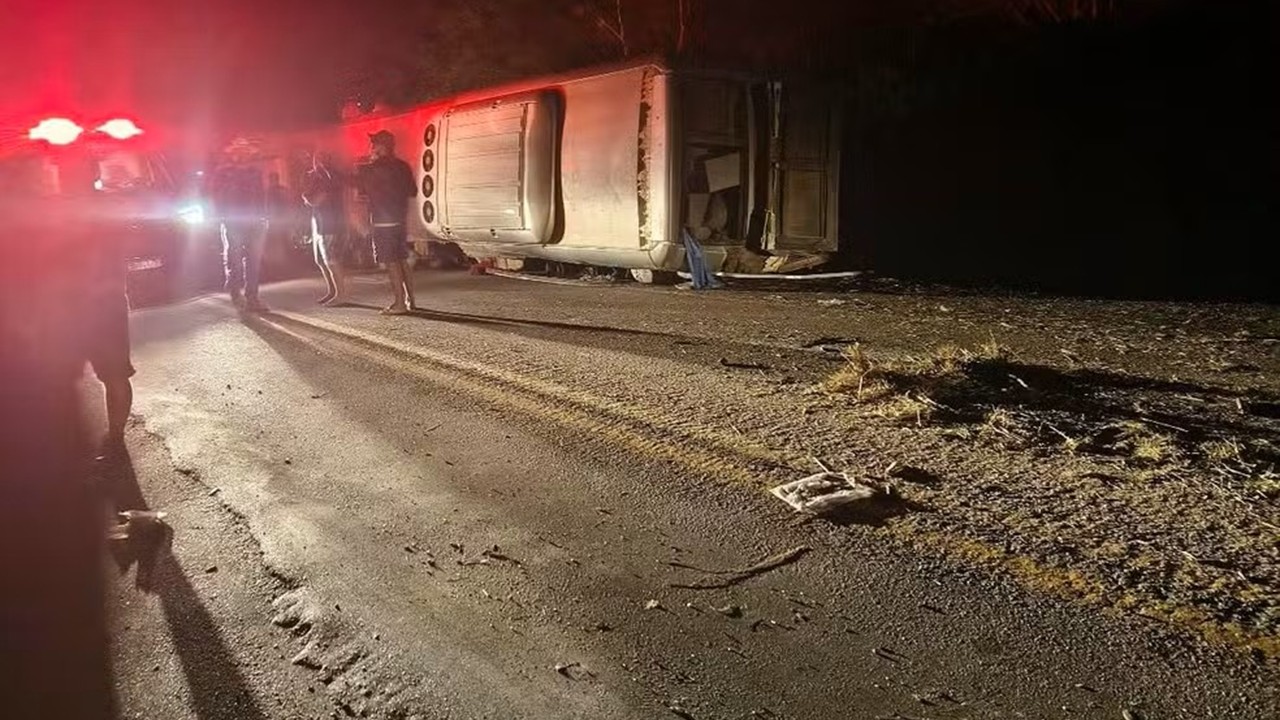 Ônibus com 30 passageiros capota e 15 pessoas morrem em Pernambuco