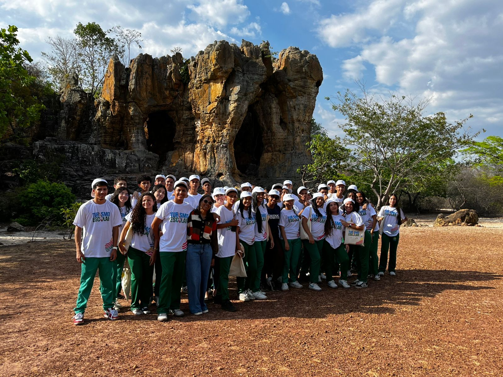 Turismo Escolar leva estudantes da rede estadual a uma imersão cultural e histórica em Castelo do Piauí