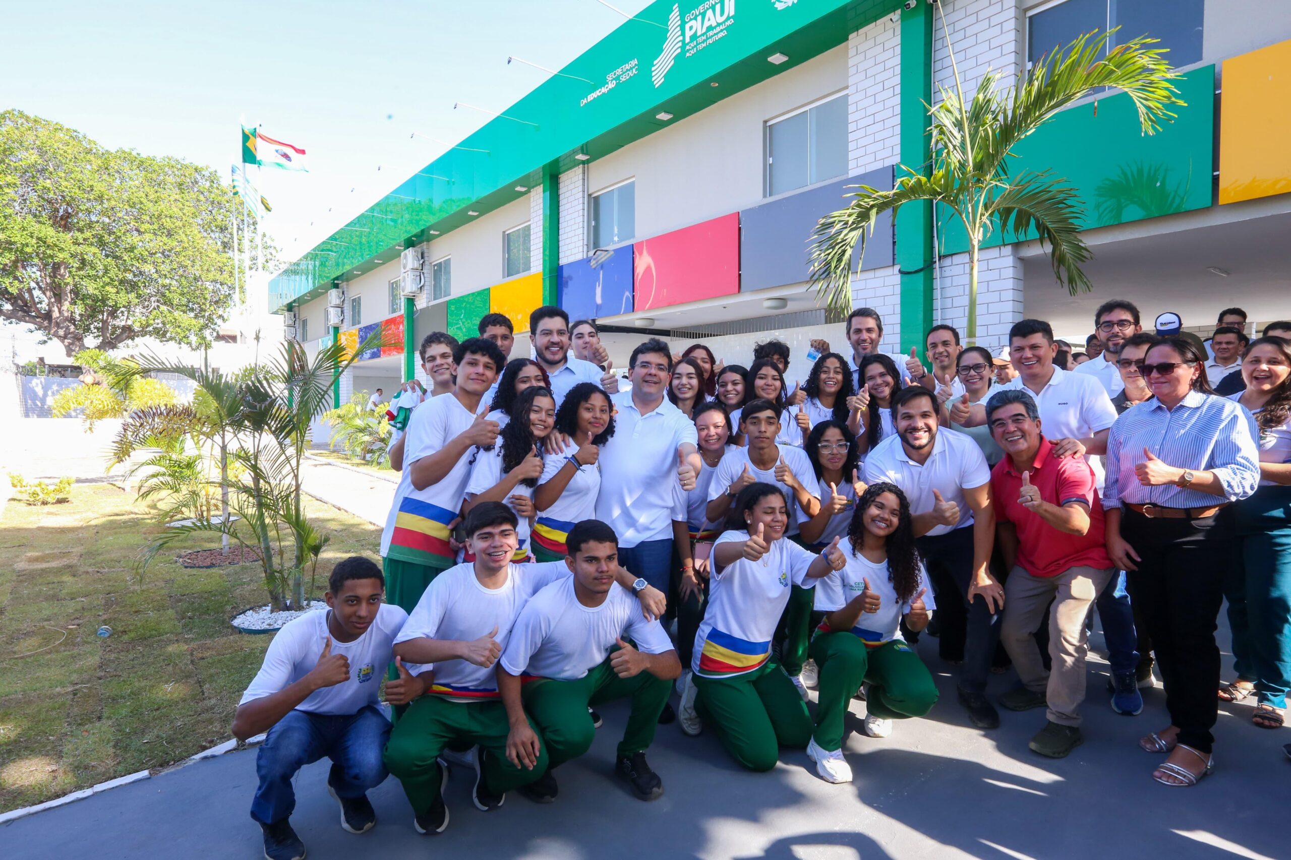 Governador entrega escolas modernizadas e novos espaços de esporte e tecnologia em Parnaíba