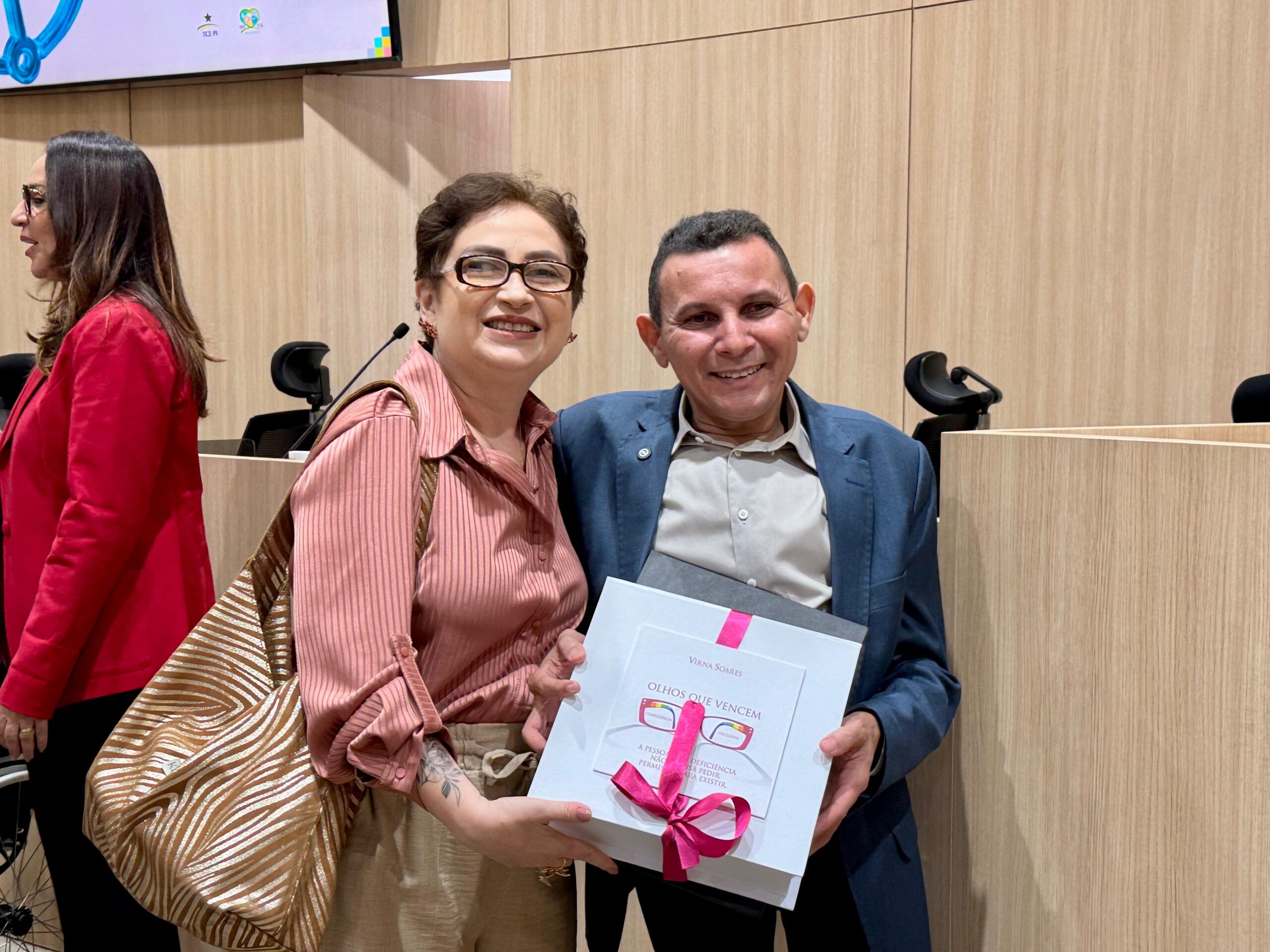 Escritora piauiense com deficiência visual lança o livro “Olhos que vencem” neste sábado (25)