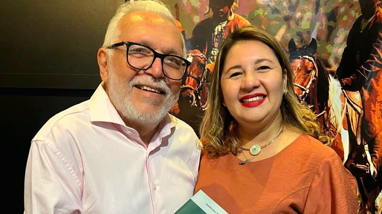 Entre elos, livros e memórias: Lidiane César e a herança de Antônio José Medeiros