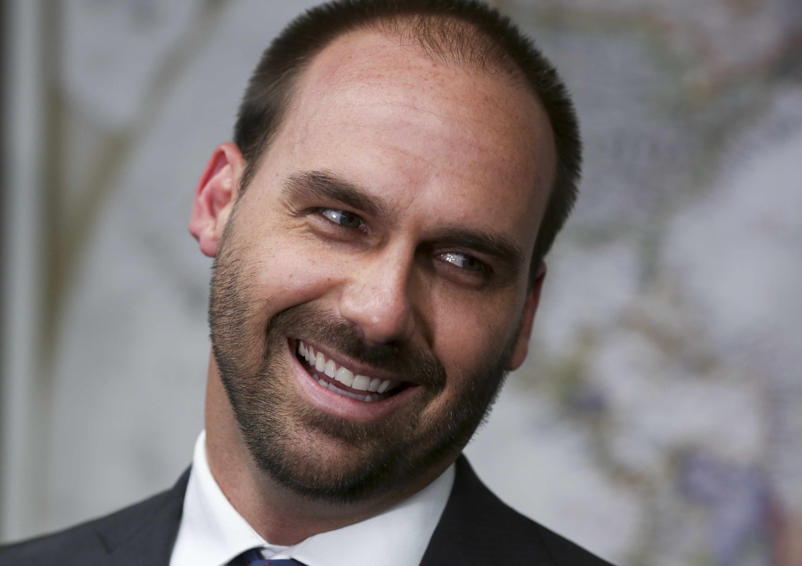 Eduardo assinou contrato e atuou na gestão de filme sobre Bolsonaro