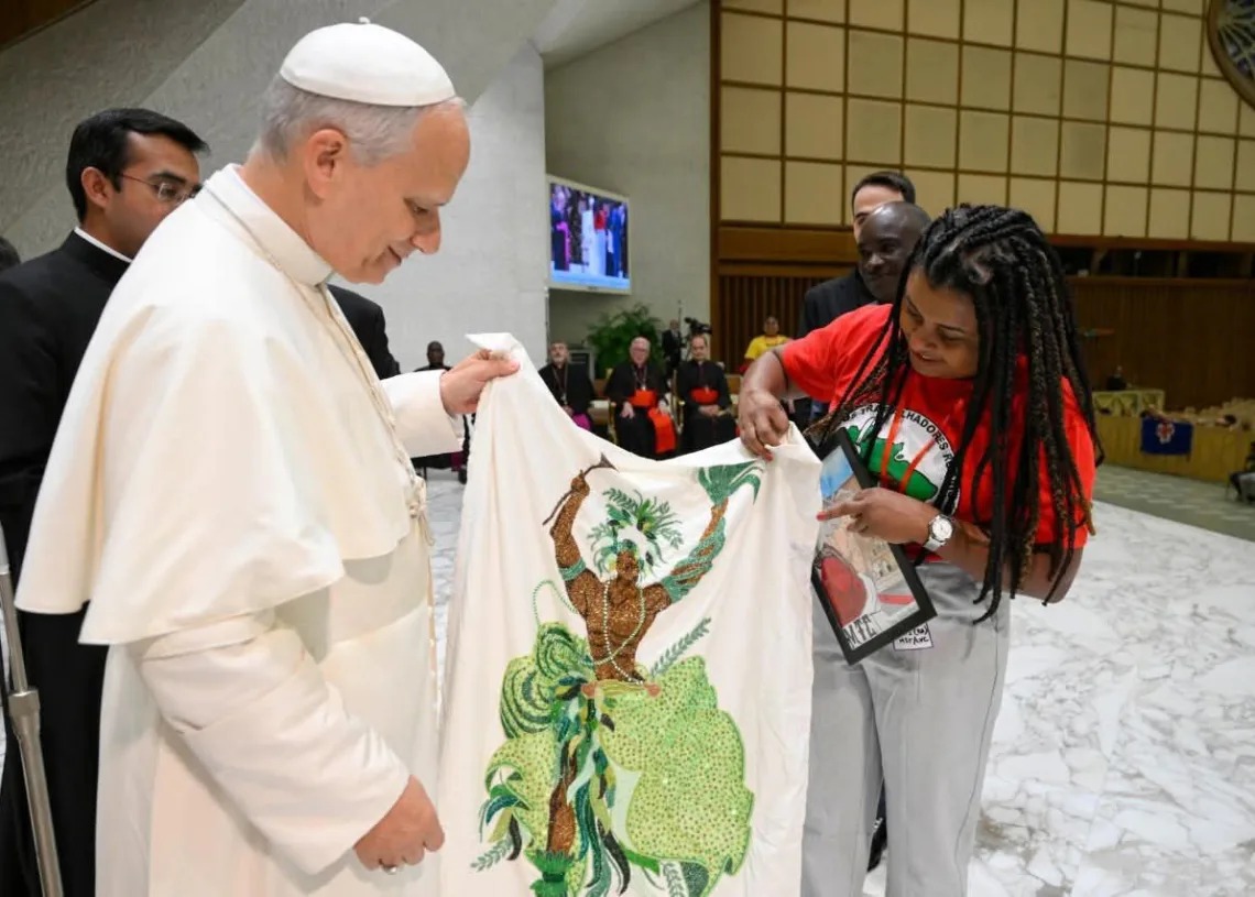Papa Leão XIV recebe MST no Vaticano e diz que 'terra é direito sagrado'