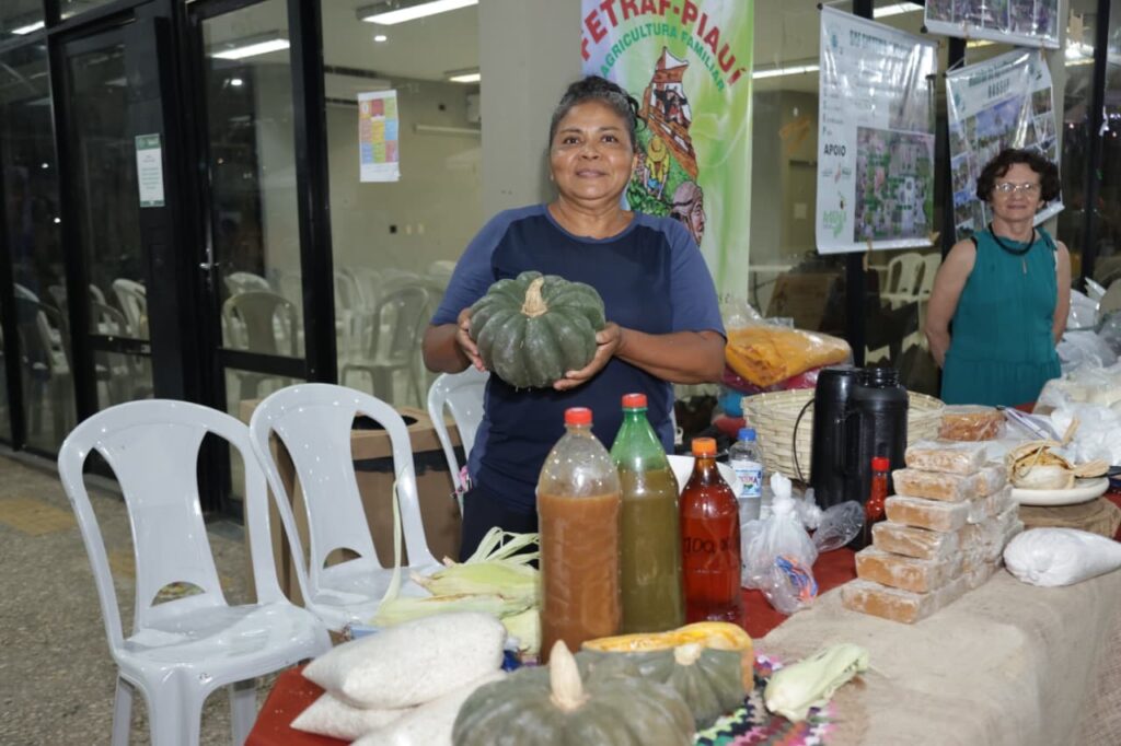 Agricultores comemoram sucesso de vendas na Feira da Agricultura Familiar do Piauí