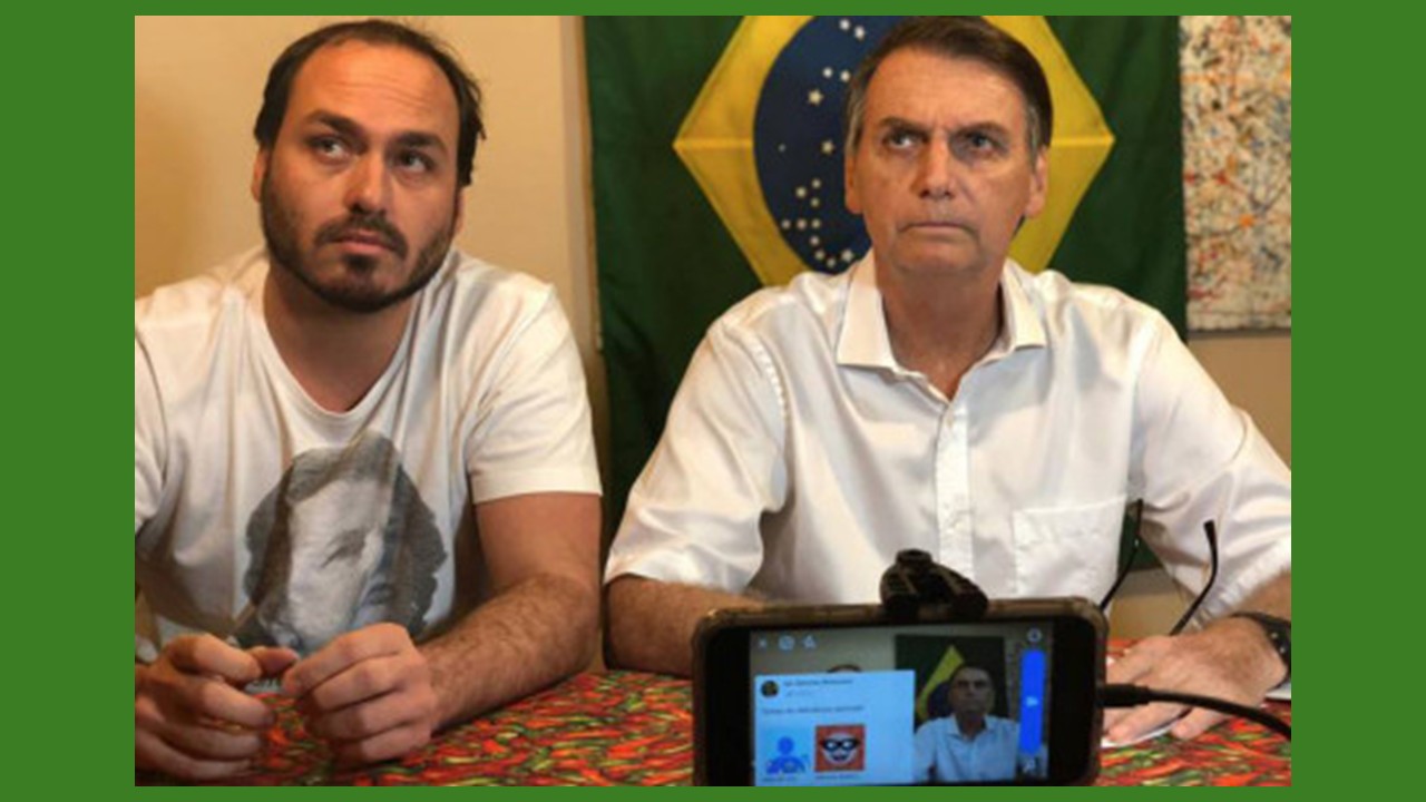 No papel de filho aflito, Carlos pede orações por Jair Bolsonaro