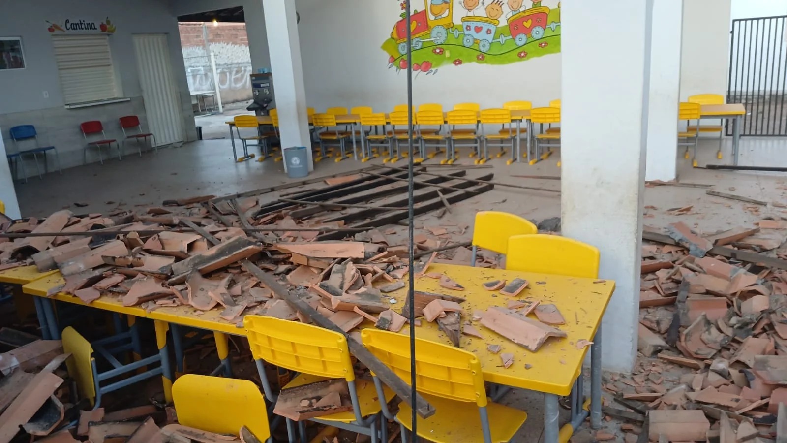 Teto de creche desaba em Dom Expedito Lopes, no Piauí