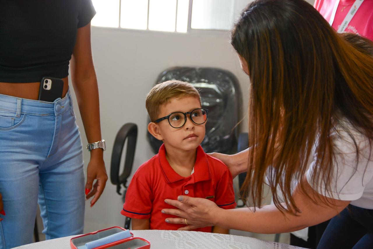Sesapi entrega mais 95 óculos de grau para crianças atendidas pela Carretinha da Saúde na região Norte