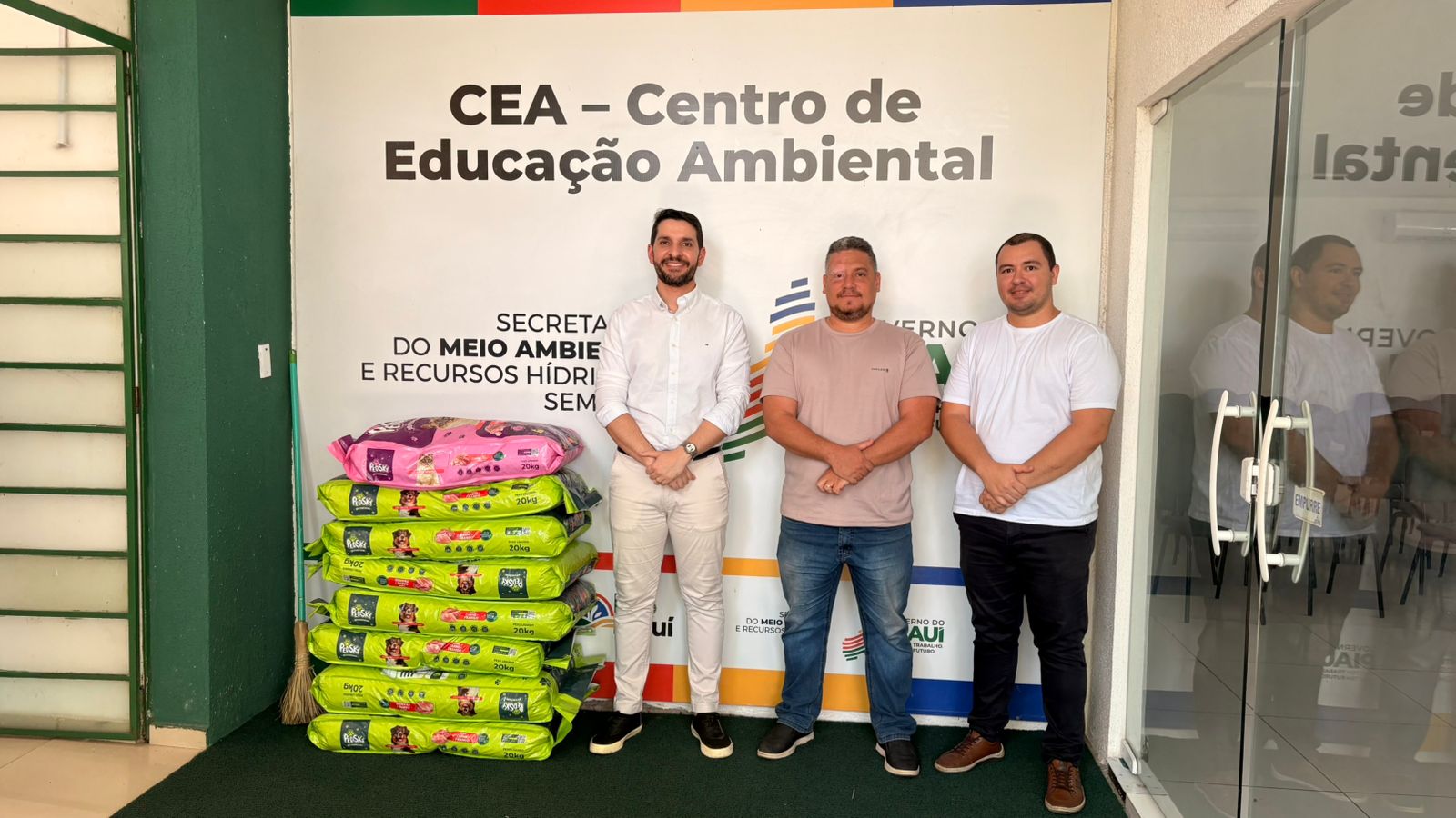 Semarh doa quase quatro toneladas de ração para ONGs e protetores de animais no Piauí