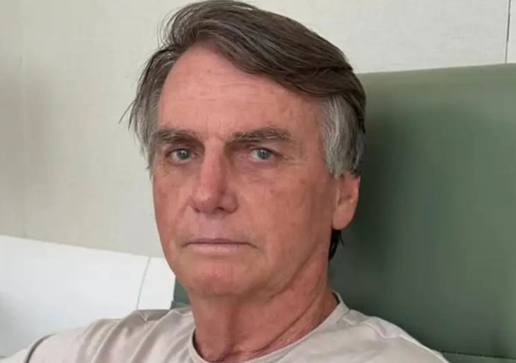 Bolsonaro é levado ao hospital após passar mal na prisão