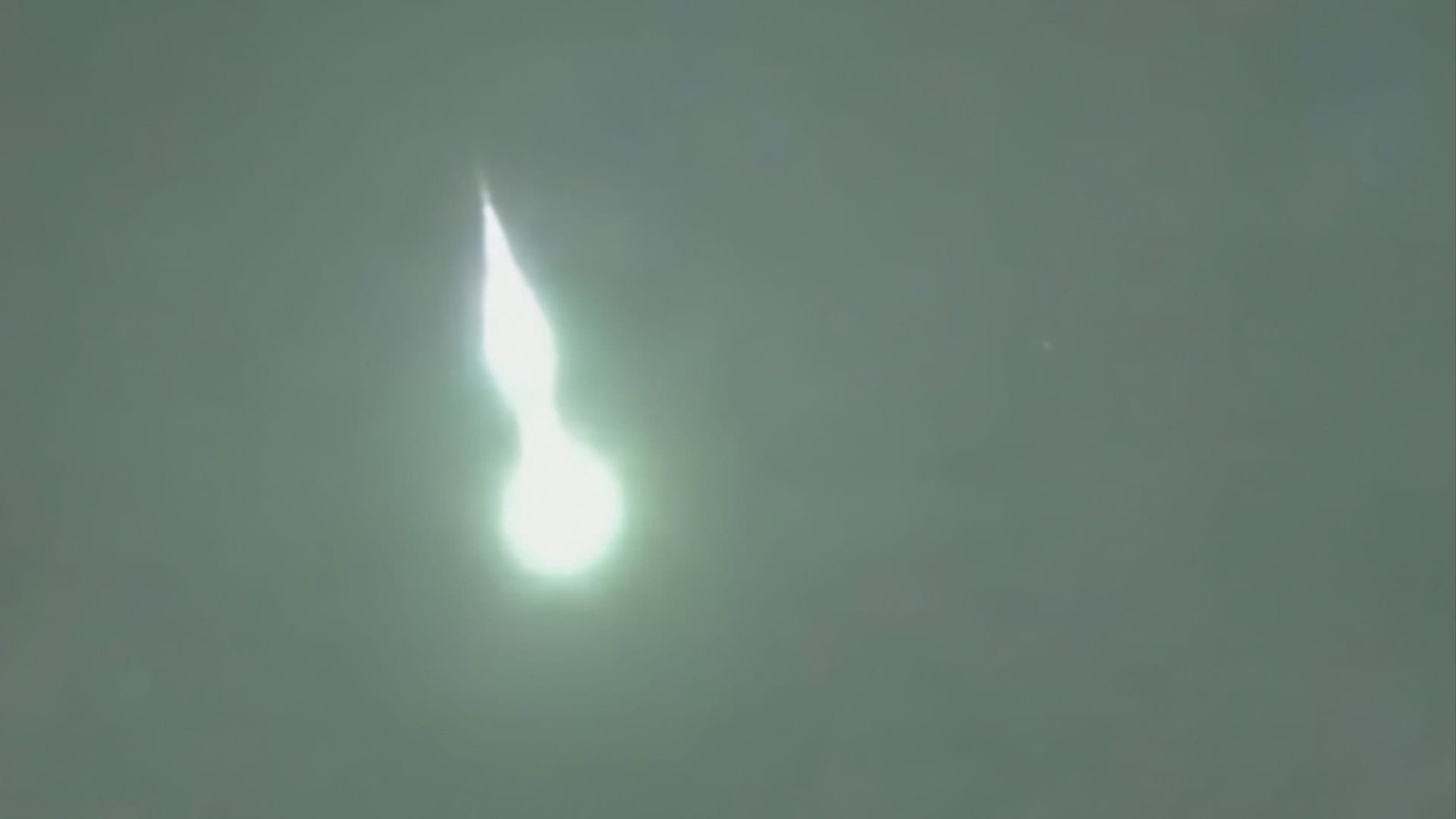 VÍDEO: Meteoro brilhante cruza o céu de Minas Gerais