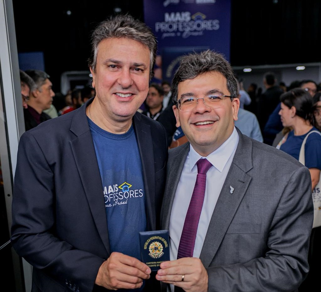 Rafael Fonteles e Camilo Santana entregam Carteira Nacional Docente e anunciam R$ 3 mil de incentivo à tecnologia aos professores