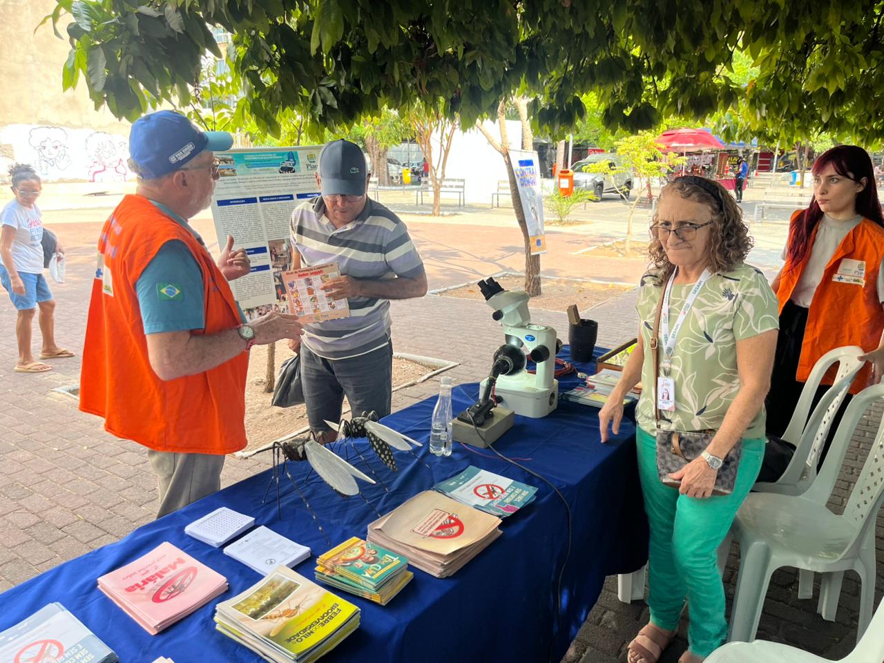 Sesapi instala laboratório móvel em praça de Teresina para orientar população no Dia D de combate à dengue