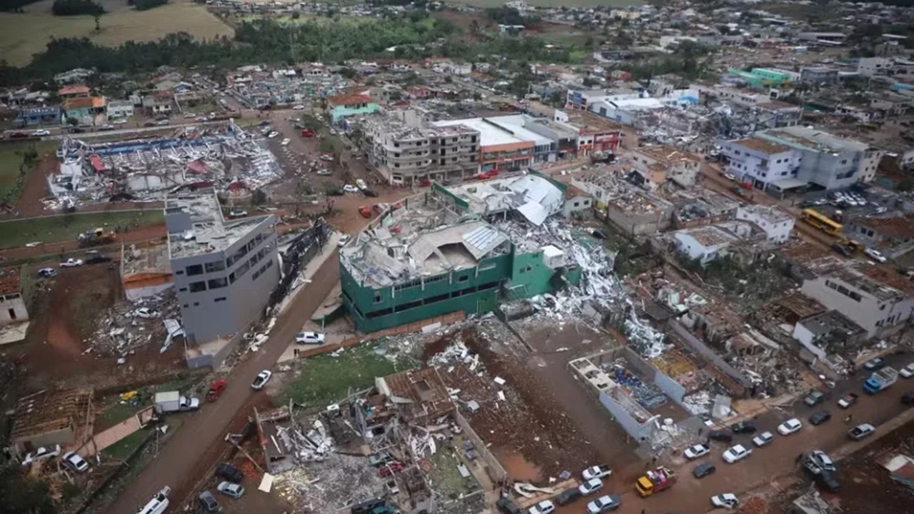 90% de cidade fica destruída após tornado que causou seis mortes no Paraná
