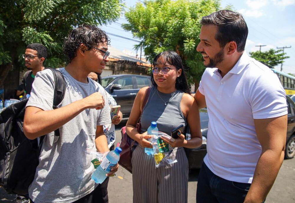 Dia E: estudantes são recepcionados por equipes da Seduc no primeiro dia de provas do Enem 2025