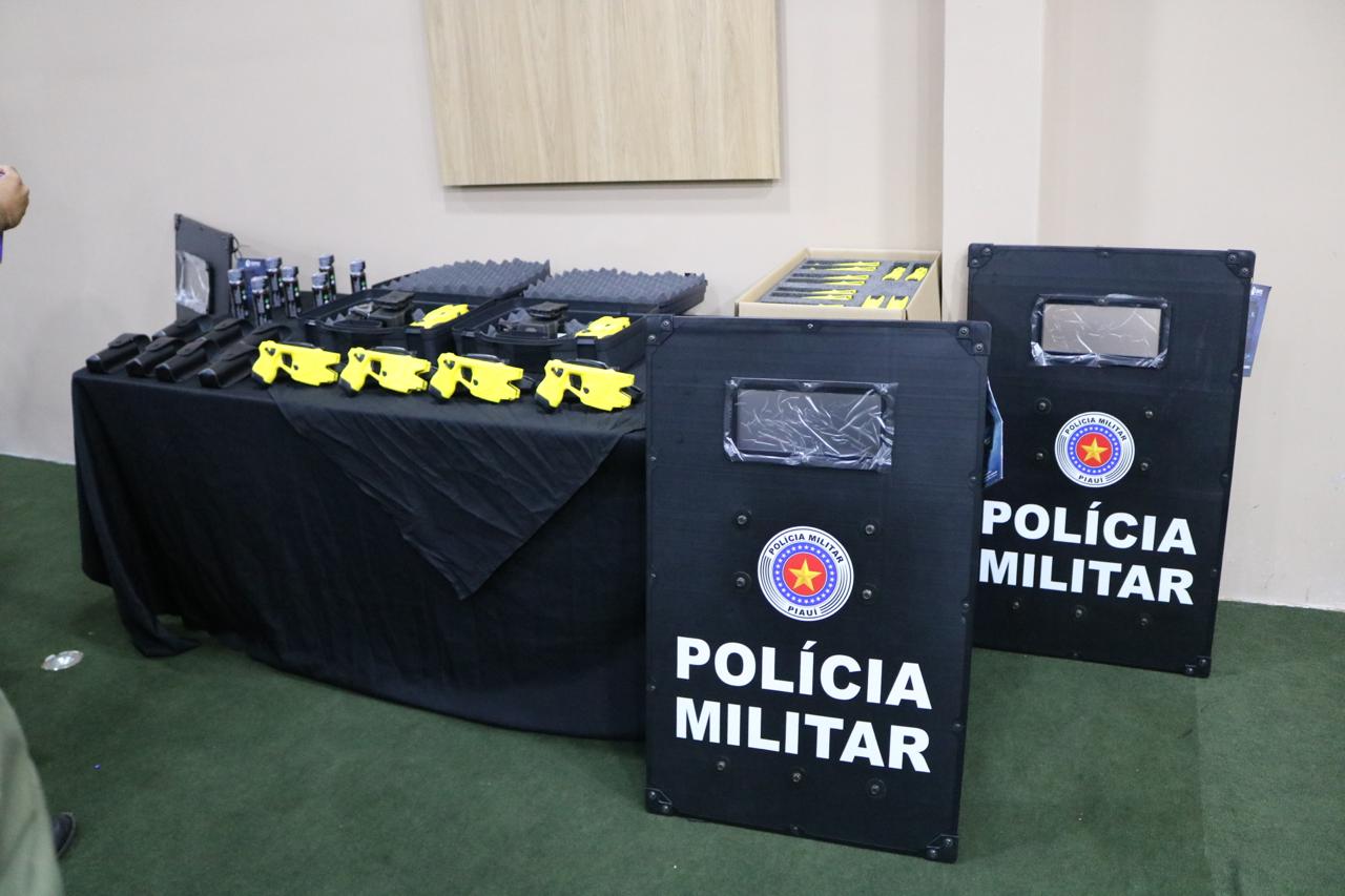 PM entrega 501 pistolas taser e equipamentos de proteção para unidades operacionais no Piauí