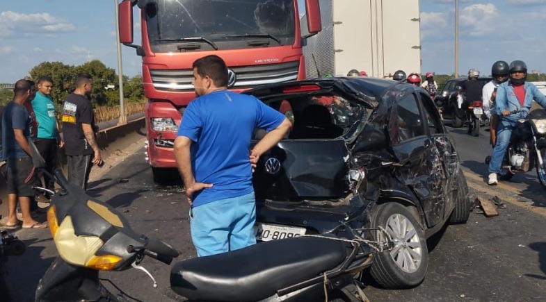 Colisão entre carro e caminhão deixa mulher ferida na Ponte Tancredo Neves, em Teresina