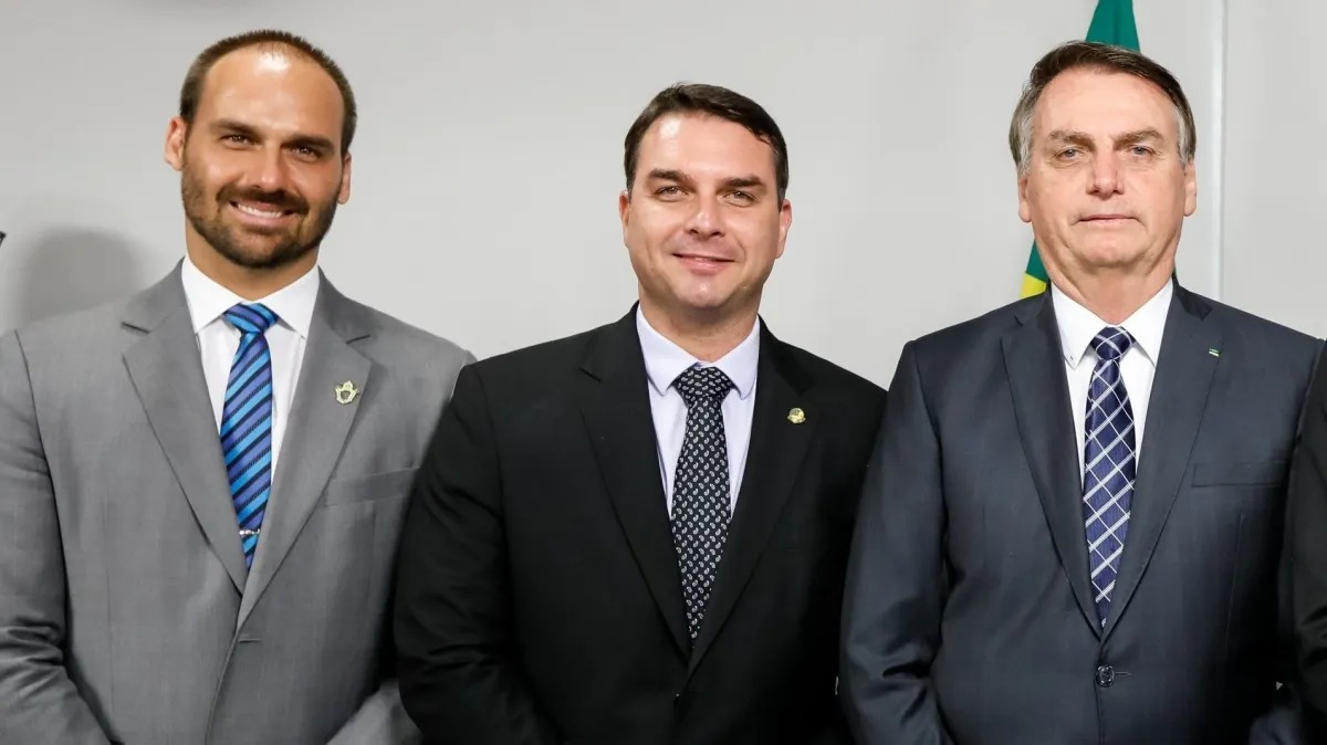 ELES NÃO QUEREM LARGAR O OSSO: Flávio Bolsonaro quer ser presidente