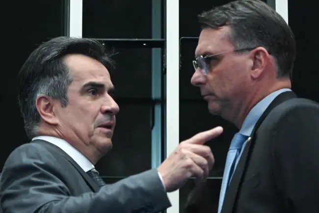 Disputa entre Ciro Nogueira e Flávio Bolsonaro expõe divisão na direita