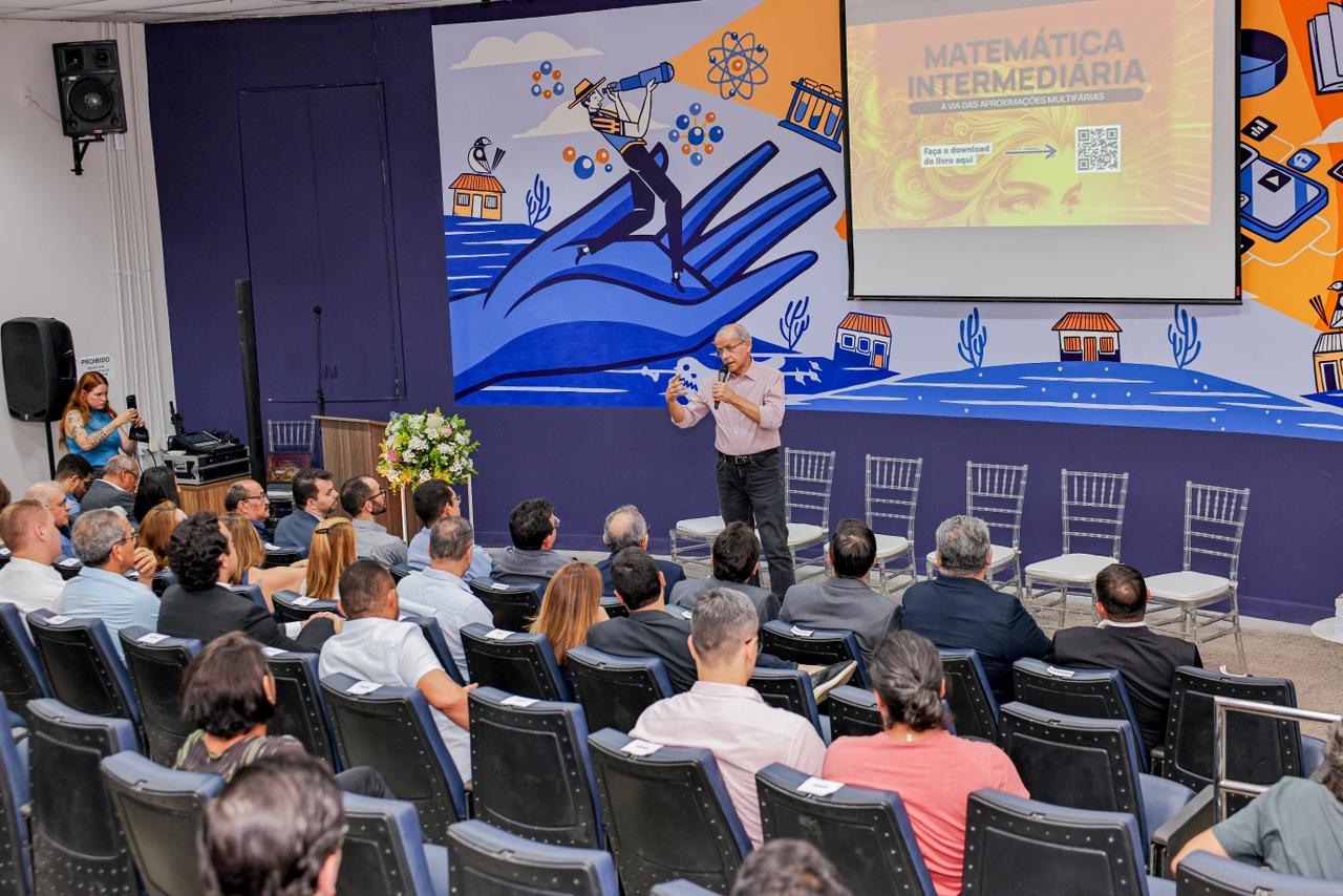 Governador destaca importância de livro piauiense que moderniza aprendizagem da matemática