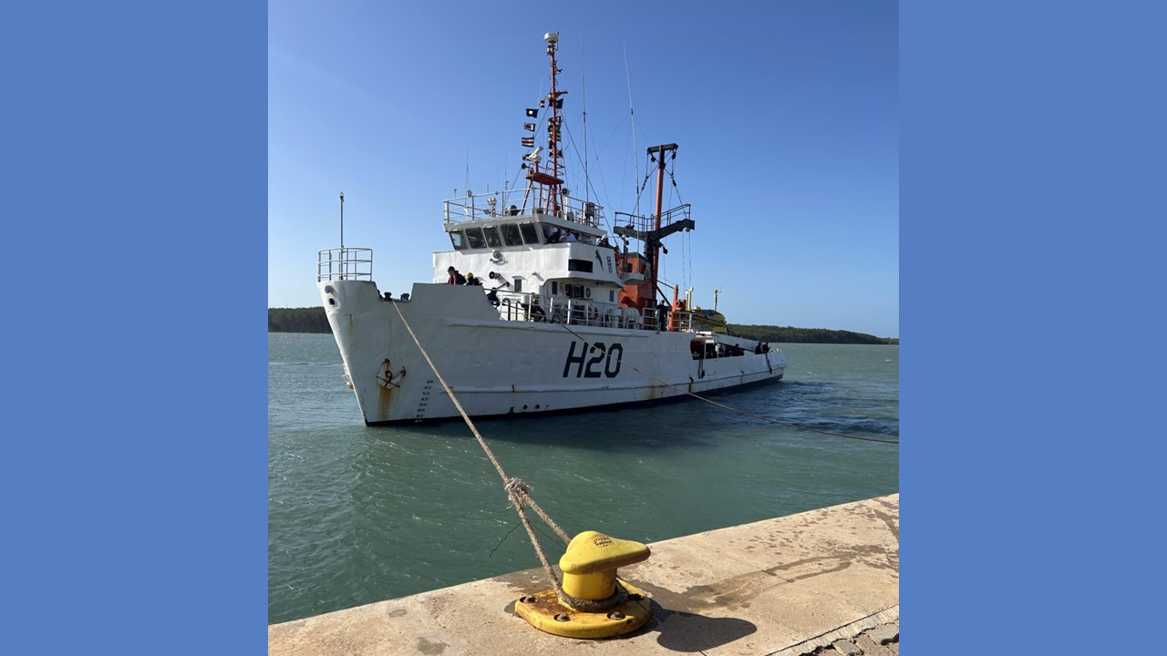 Navio da Marinha do Brasil atraca no Porto Piauí para instalação de boia de análise meteorológica
