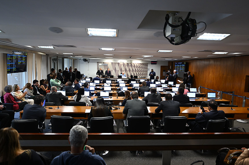 Limite de idade unificado para ingresso na PM e Corpo de Bombeiros passa na CCJ