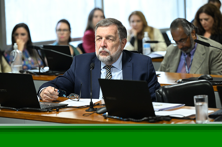 CDH aprova exigência de avaliação prática para intérpretes de Libras