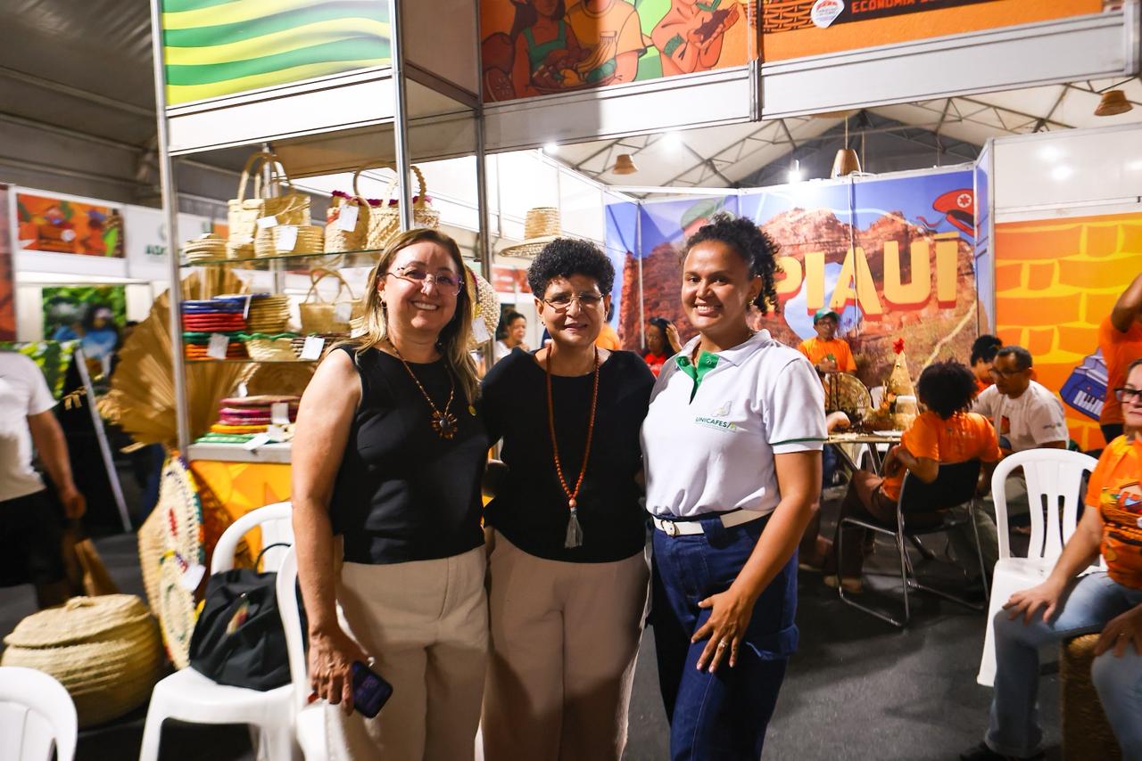 Cajuína e cachaça de caju da agricultura familiar do Piauí ganham destaque em feira de potenciais do Nordeste