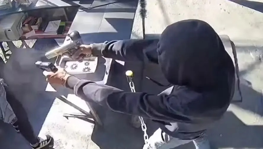 VÍDEO: Homem atira com duas pistolas contra ex-mulher