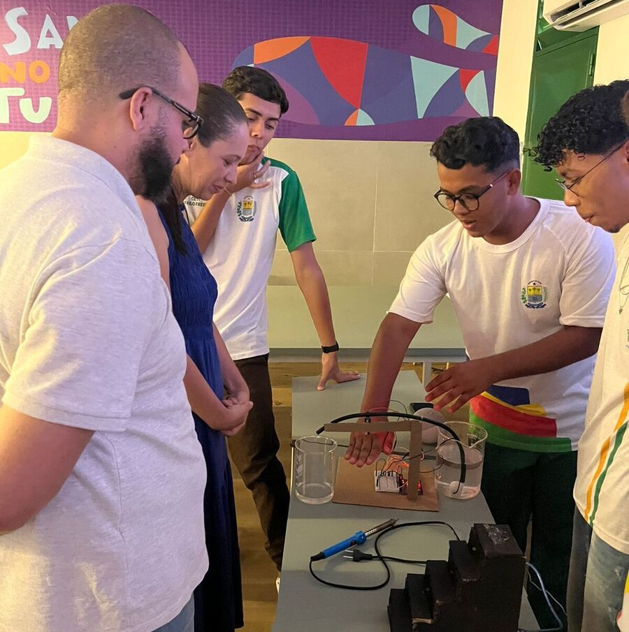 Estudantes protagonizam projetos de inteligência artificial e robótica no Ceti Paulo Freire em Guaribas