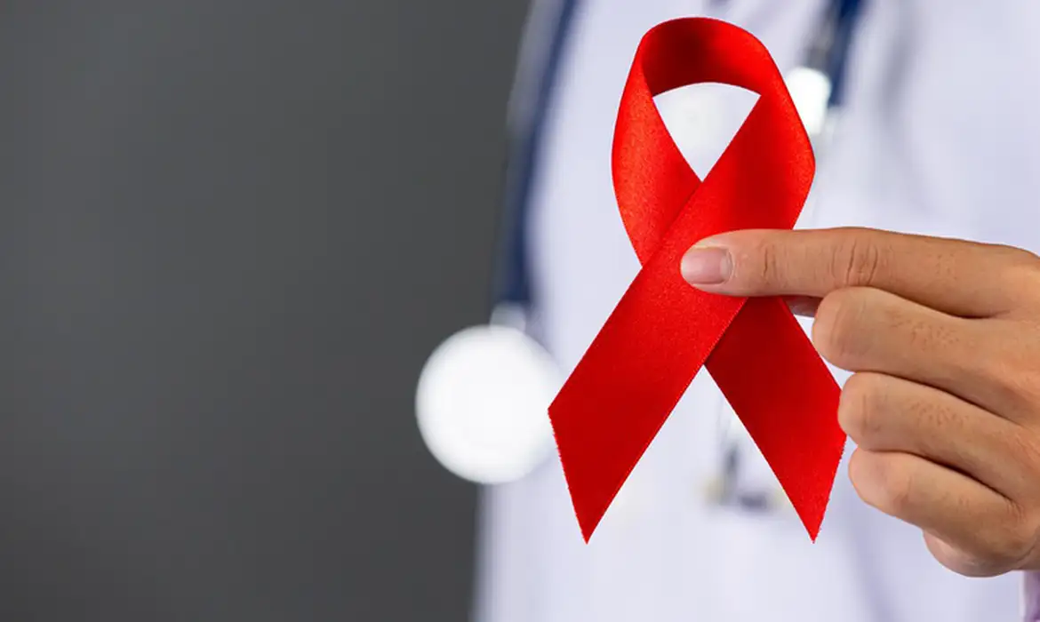Campanha Dezembro Vermelho foca em tratamento oportuno e combate ao estigma do HIV/Aids e outras ISTs