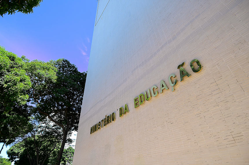 Sancionada lei que garante cargos no MEC e recursos para segurança do DF
