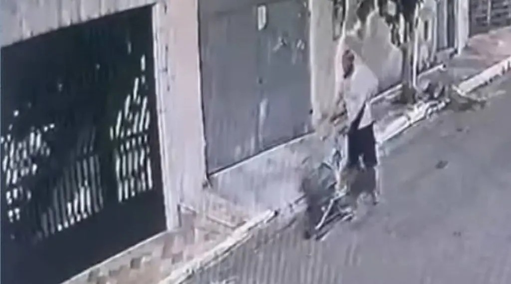 Vídeo: homem abandona carrinho com corpo de mulher em rua de SP