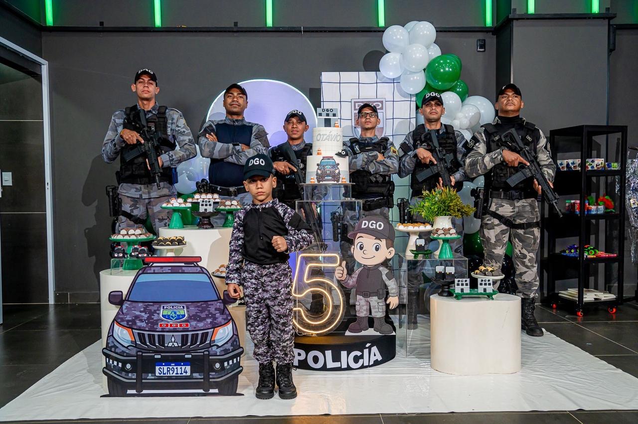 Policiais militares surpreendem pequeno fã com presença em festa temática de aniversário em Teresina