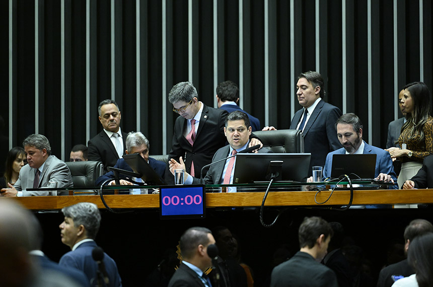 LDO é aprovada com prazo para governo pagar emendas; texto vai a sanção