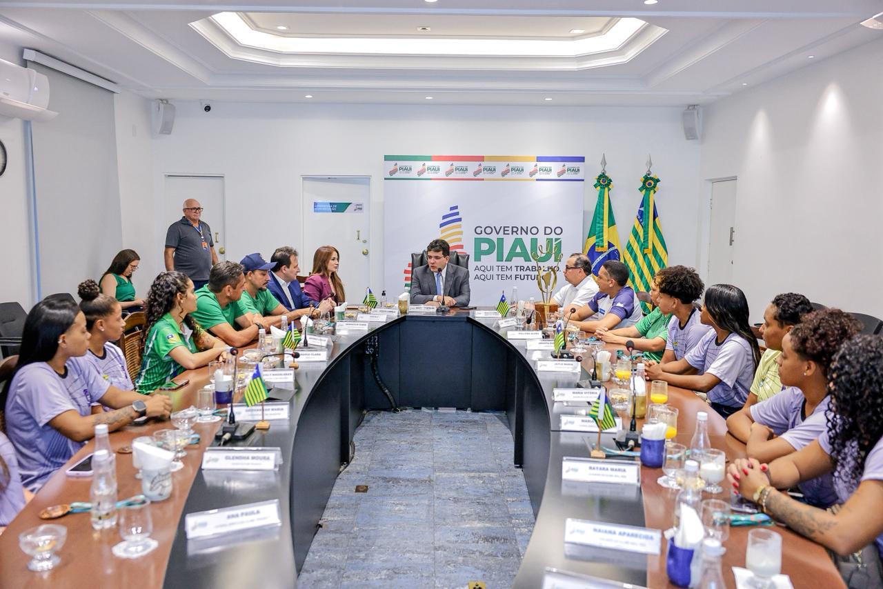 Rafael Fonteles recebe Seleção Feminina de Futebol do Piauí e reforça importância do incentivo ao esporte