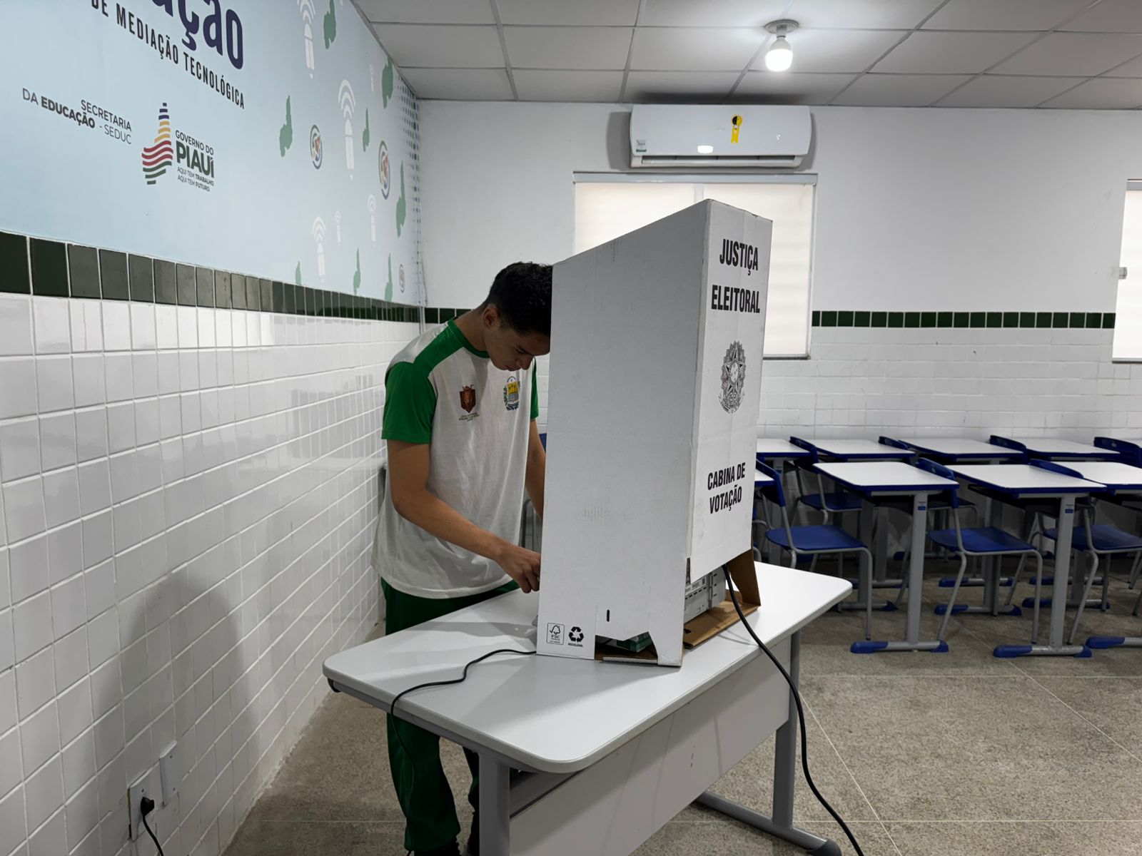 Estudantes da rede pública estadual vivem experiência do primeiro voto durante as eleições do Parlamento do Futuro