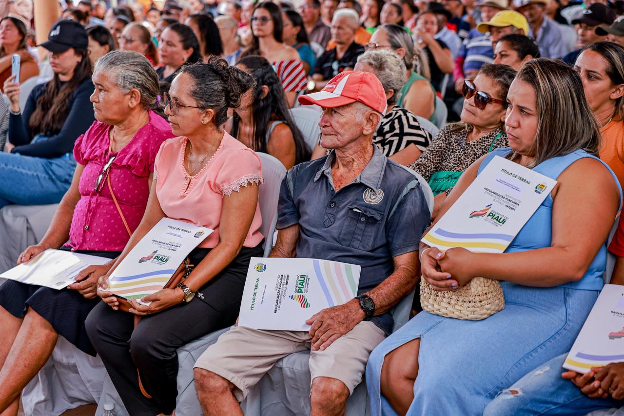Governador entrega mais de 100 títulos de terra a moradores da comunidade Árvores Verdes nesta segunda (8), na Expoapi