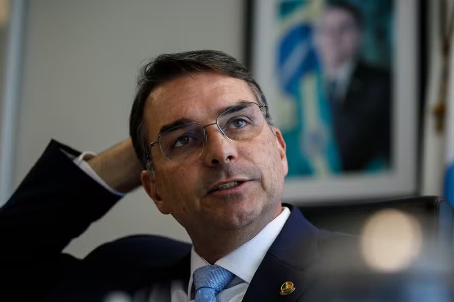 CPMI do INSS mira Flávio Bolsonaro por vínculos suspeitos