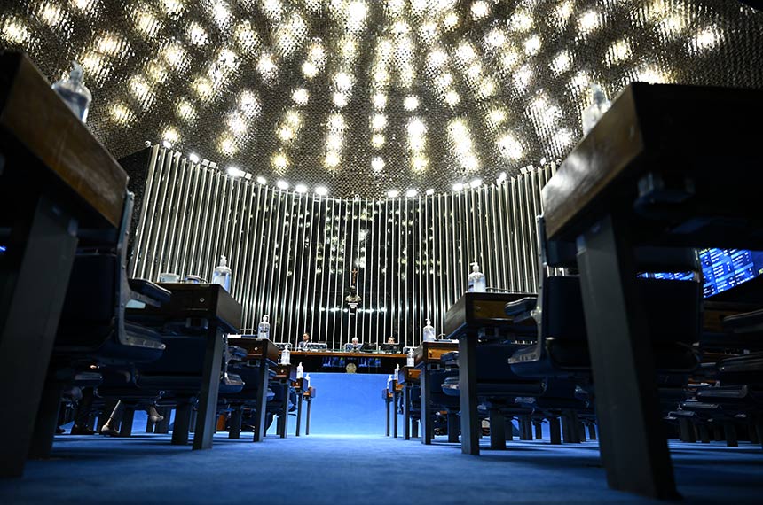 Plenário começa a discutir PEC sobre acúmulo de cargos por professores