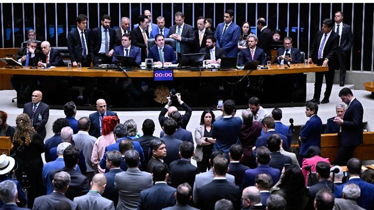 Motta surpreende Planalto, enfrenta o PT e é celebrado pela extrema direita durante sessão tumultuada