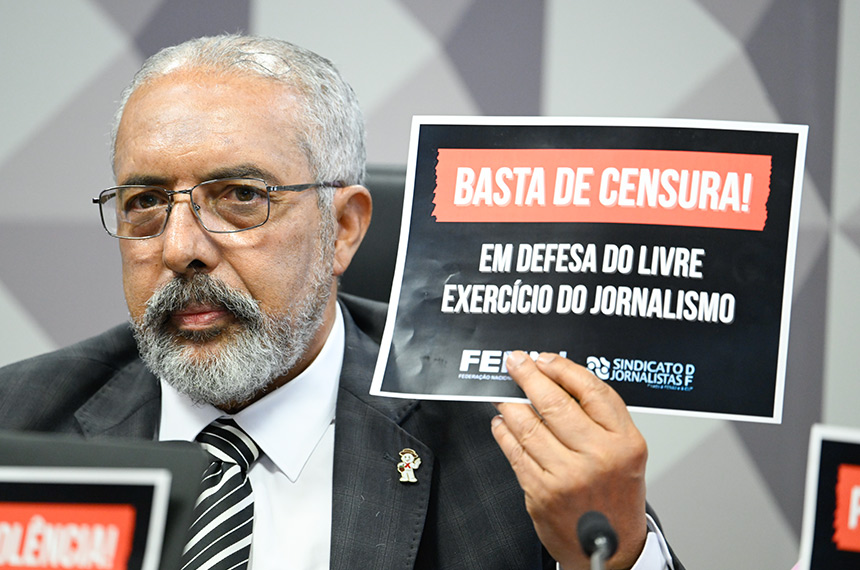 Debatedores repudiam agressões a jornalistas e defendem proteção à imprensa