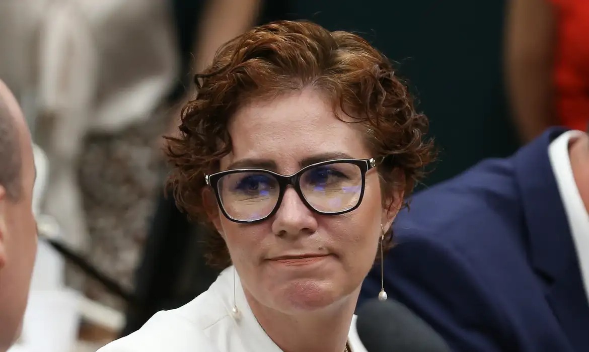 Carla Zambelli é agredida em prisão na Itália e transferida de cela por segurança